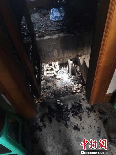 遭遇奇葩建筑陷阱 广西玉林身经百战消防员踩空坠亡