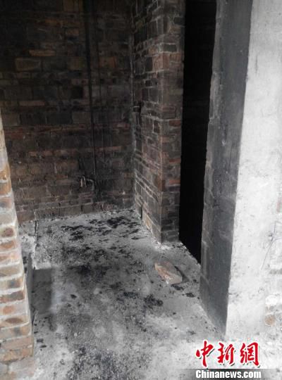 杨科璋踩空坠楼的地点是右边是毫无防护的电梯井口，其左边是楼梯。　王刚 摄