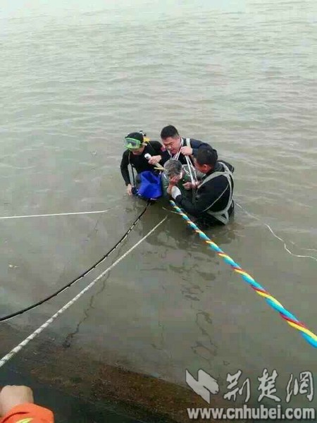 6月2日12点52分，潜水员下到船舱里，救出一位65岁女性旅客，已紧急送往医院。13点07分，老太太被送上救援车辆，送往医院。