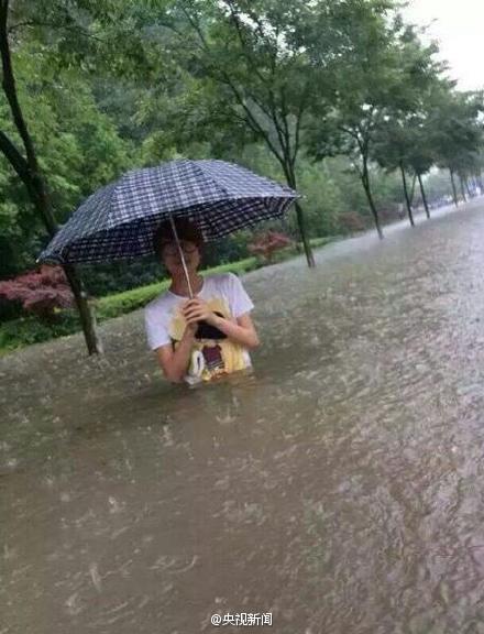 南京遭暴雨袭击 多处道路水深没人腰