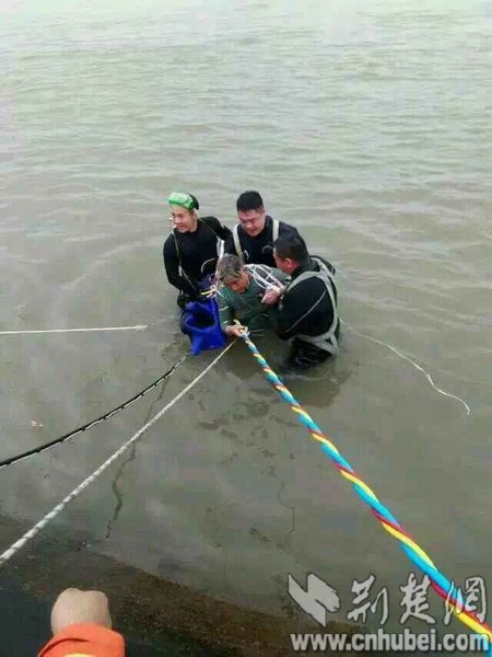 6月2日12点52分，潜水员下到船舱里，救出一位65岁女性旅客，已紧急送往医院。13点07分，老太太被送上救援车辆，送往医院。