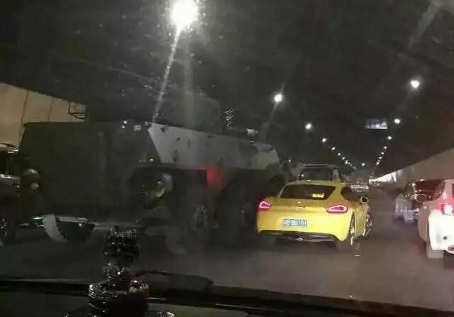 保时捷撞上装甲车 网友：质量没问题保时捷亲测