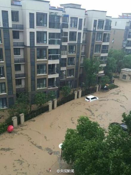 南京遭暴雨袭击 多处道路水深没人腰