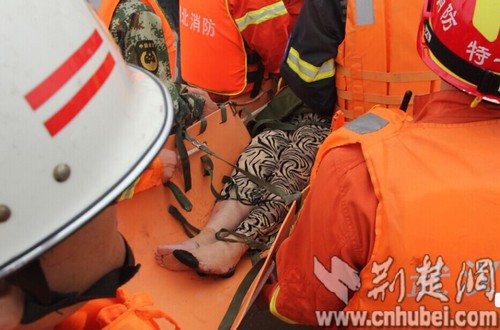 6月2日12点52分，潜水员下到船舱里，救出一位65岁女性旅客，已紧急送往医院。13点07分，老太太被送上救援车辆，送往医院。