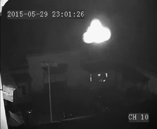 不明飞行物闯白塔寺 飞速旋转中变成飞碟形状消失