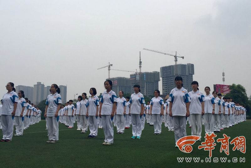 洋教练走进高新一中 为孩子们带来快乐足球