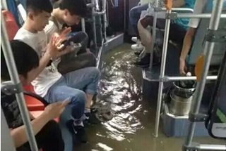 南京现大暴雨 水深及腰全城看海