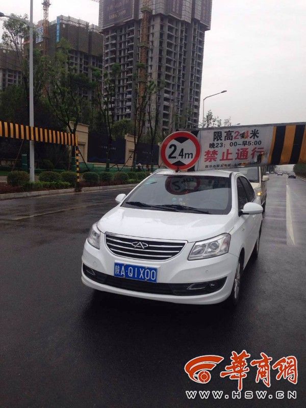 限高杆年久失修砸小轿车 市政要赔修车费