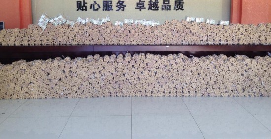 市民携66万硬币买车 1320捆硬币平铺车厢内被运走