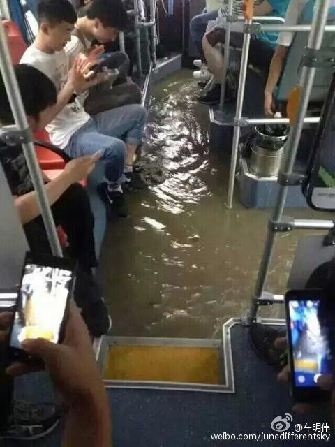 南京暴雨全城看海 全城被淹部分地区水深及腰