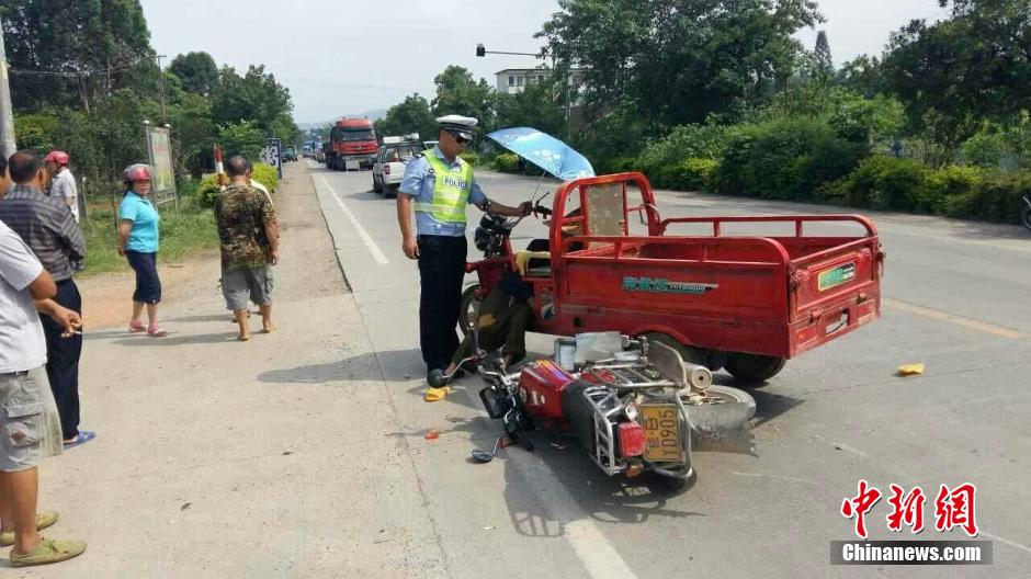 广西六旬男子车祸昏迷 烈日下交警为其撑伞等救援