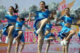 美女大学生比拼篮球宝贝啦啦操