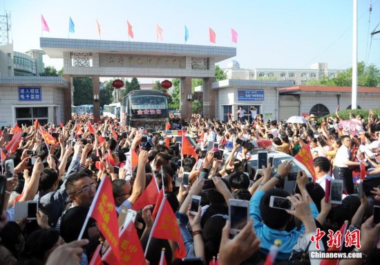 亚洲最大的高考工厂万人欢送 42辆大巴送考生