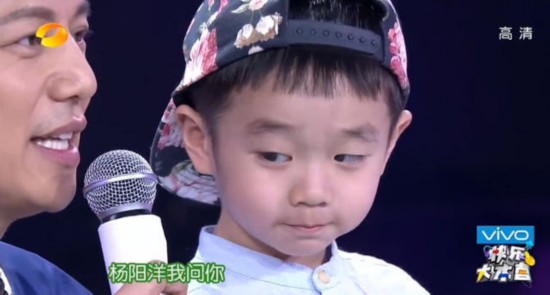 奥运冠军杨威带着儿子杨文昌上《快乐大本营》，小家伙因为在节目上的呆萌可爱表现而走红，当自我介绍的时候，他称“我爸爸姓杨，我妈妈姓杨，我也姓杨，所以我叫杨阳洋”，还称自己“我今年叫杨文昌，我属狼”。