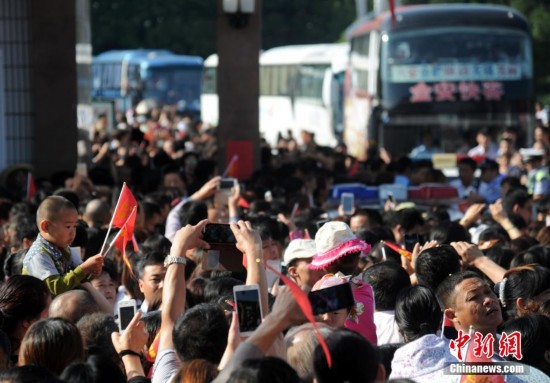 亚洲最大的高考工厂万人欢送 42辆大巴送考生