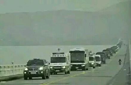 曝高考试卷绝密押送图 重兵把守转运过程堪比大片