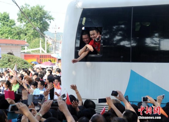亚洲最大的高考工厂万人欢送 42辆大巴送考生