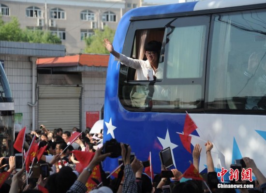 亚洲最大的高考工厂万人欢送 42辆大巴送考生