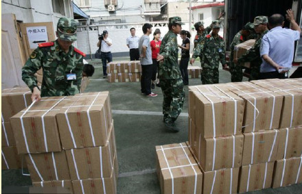 曝高考试卷绝密押送图 重兵把守转运过程堪比大片