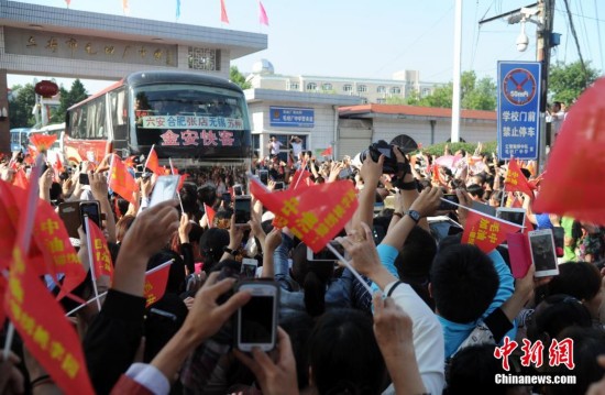 亚洲最大的高考工厂万人欢送 42辆大巴送考生