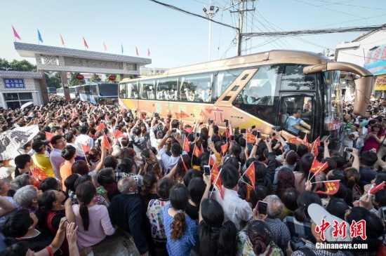 亚洲最大的高考工厂万人欢送 42辆大巴送考生