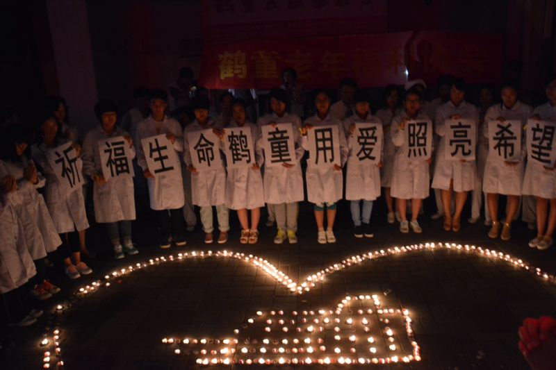 高清：天津市民自发为“东方之星”号遇难者祈福【3】