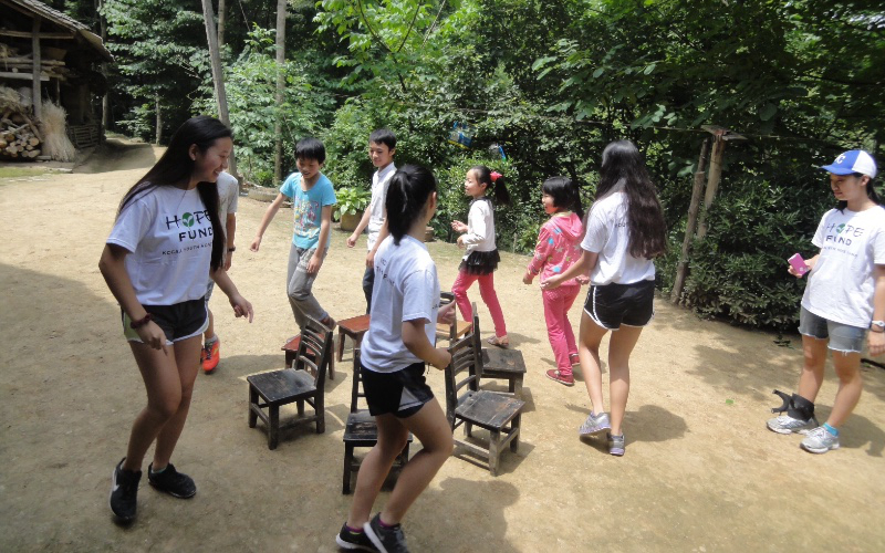 宁强来了支教老师 <em>黄皮肤</em>黑<em>头发</em>说的却是美国