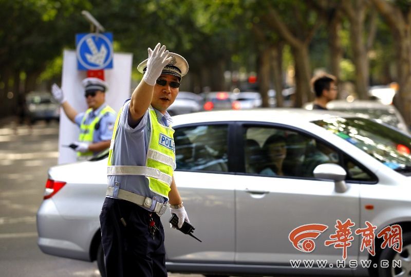 送考遇上周一早高峰 交警帮忙考生先行