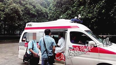 高考前一女生紧张向警察求拥抱 怯生生“求鼓励”