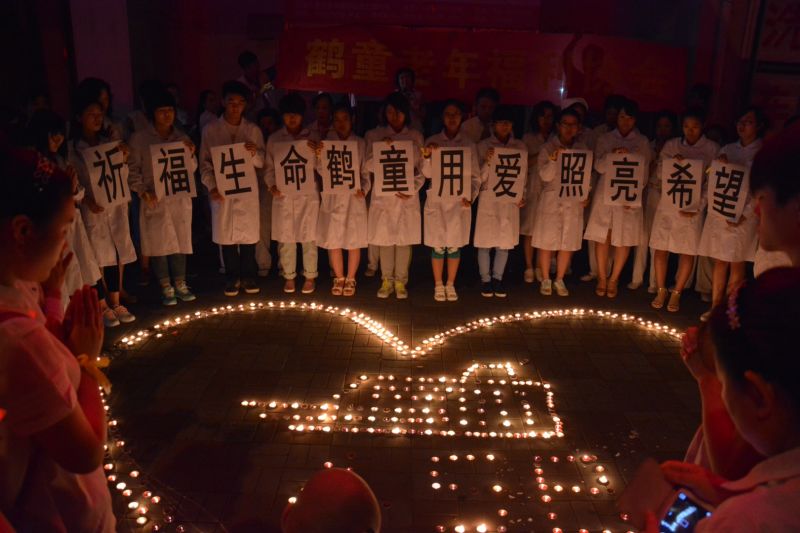 高清：天津市民自发为“东方之星”号遇难者祈福【2】