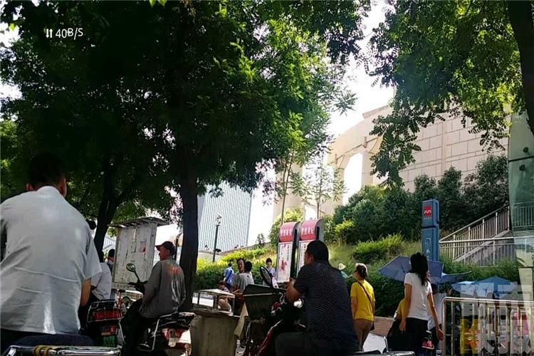 西安地铁口黑摩的瓜分“地盘” 谁抢就打
