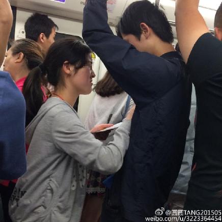 武汉现地铁丐帮 女乞丐对男乘客摸胸搂腰月入过万