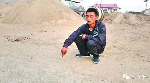 5岁女童被校车碾压2次致死 父亲亲眼目睹