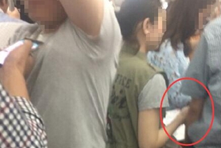 西安地铁上现多名女乞丐骚扰乞讨 乱摸男乘客