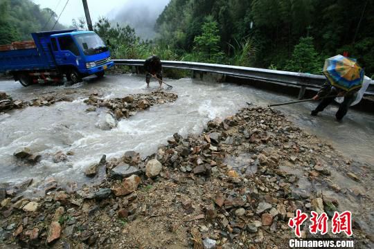 浙江开化遭暴雨侵袭24小时内降下19个西湖的水