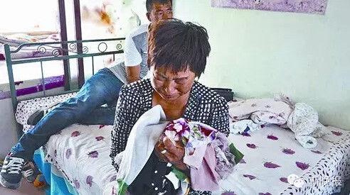 5岁女童被校车碾压2次致死 父亲亲眼目睹