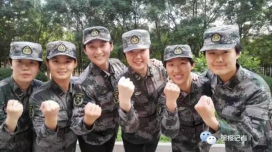 解放军首位女士官长上岗 总部将为其另行设计服装