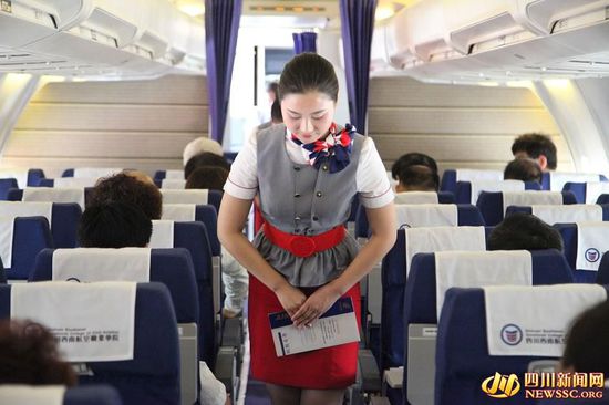 准空姐欢迎您登机
