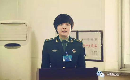 解放军首位女士官长上岗 总部将为其另行设计服装