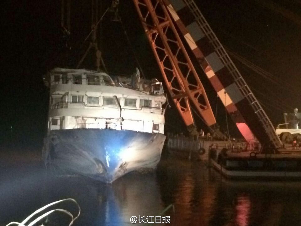 东方之星船体调平 用起吊船牵拉采用天平原理扶正