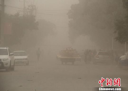 新疆沙尘暴能见度不足百米 部分区域风力达8级