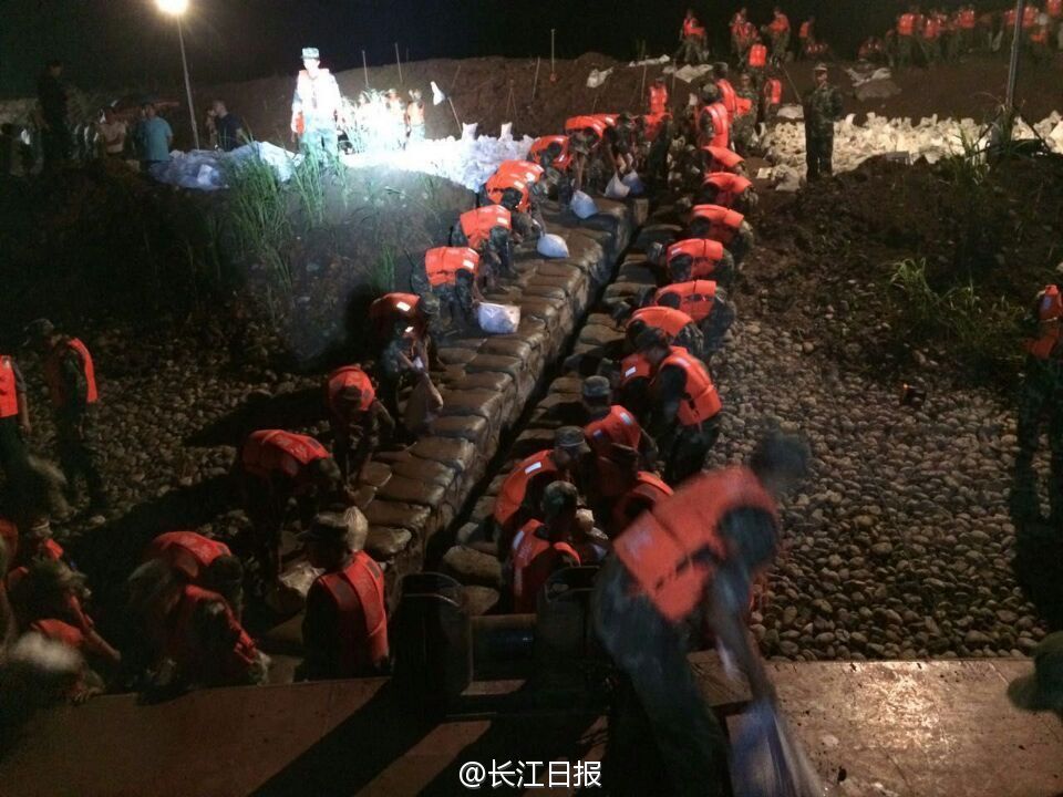 东方之星船体调平 用起吊船牵拉采用天平原理扶正