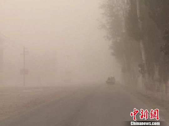 新疆沙尘暴能见度不足百米 部分区域风力达8级
