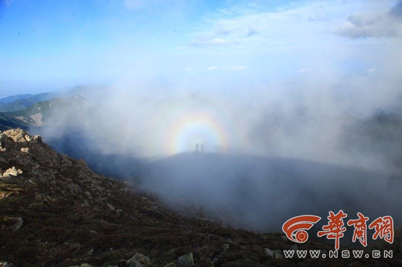 宝鸡神奇“佛光”亮相太白山 光中还有人影