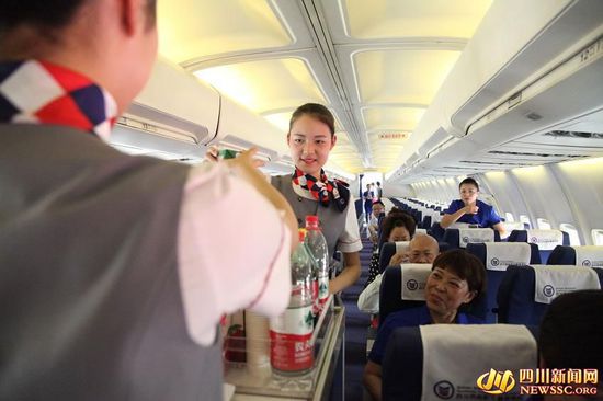 学生在“最牛教室”波音737实训，老师在一旁指导。
