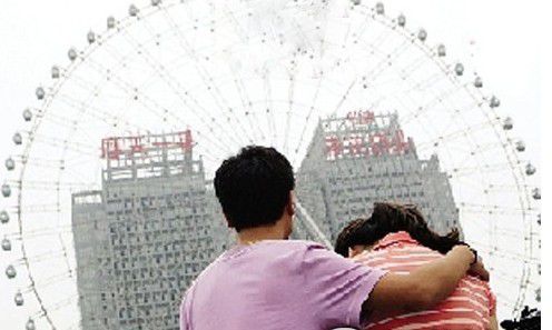男子玩浪漫高楼垂降
