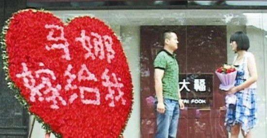 男子玩浪漫高楼垂降