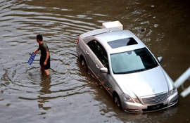 暴雨内涝市民水中捞车牌