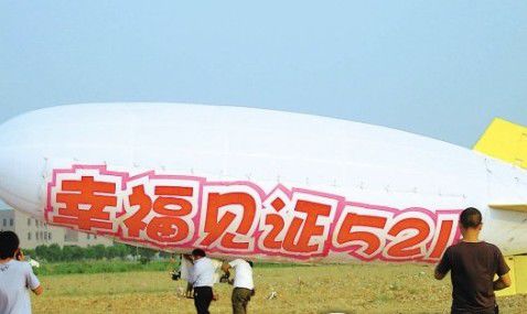 男子玩浪漫高楼垂降