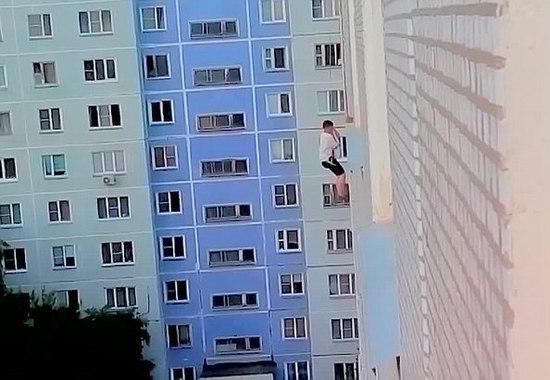 男子玩浪漫高楼垂降 求爱女神撞见对方洗澡被骂惨
